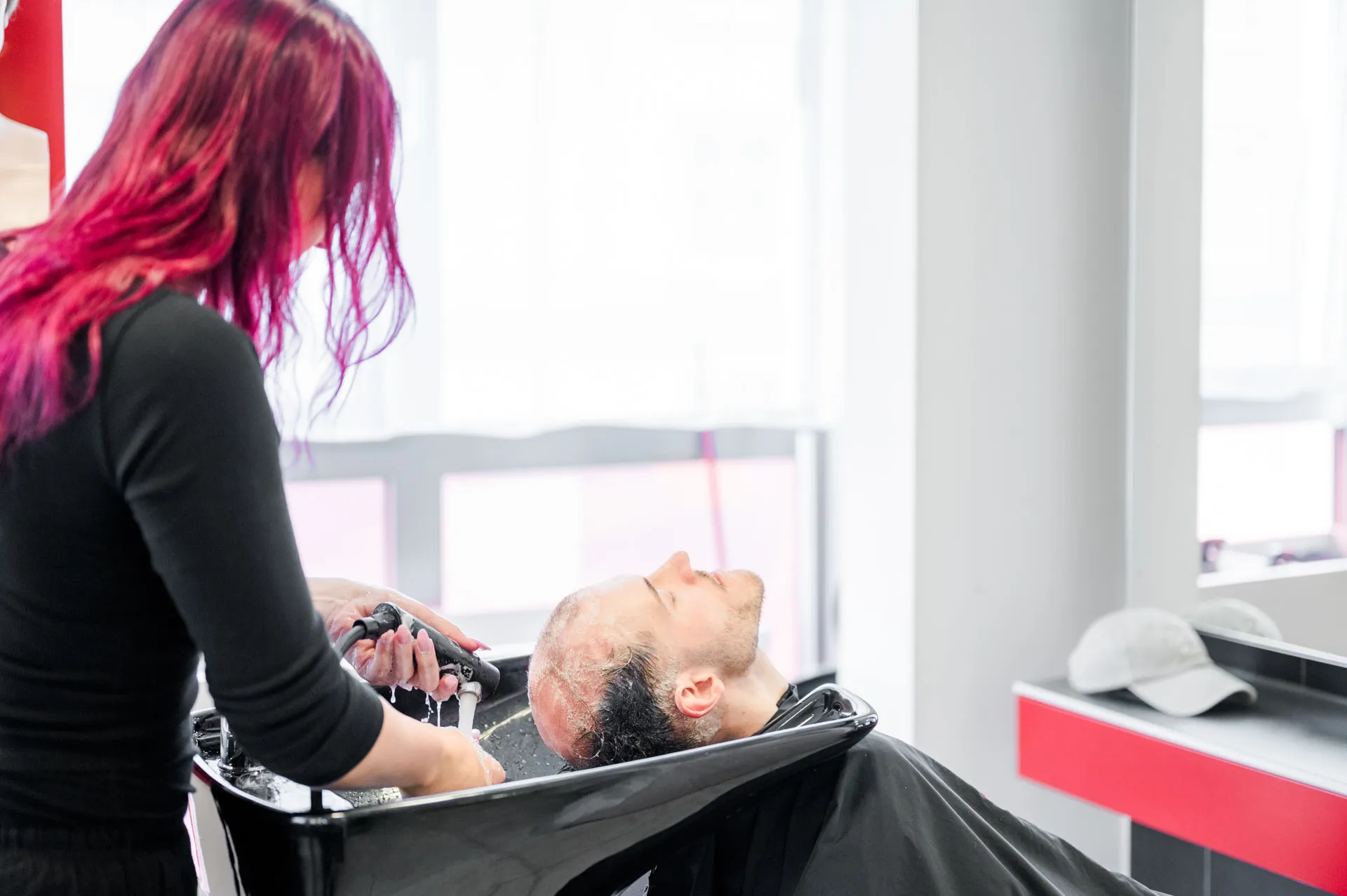 Friseurhandwerk mit Herz und Haltung | Ihr Meisterbetrieb in Wien – für Perücken, Toupets und Friseurdienstleistungen mit Stil, Herz und über 30 Jahren Erfahrung im Herzen der Hauptstadt.